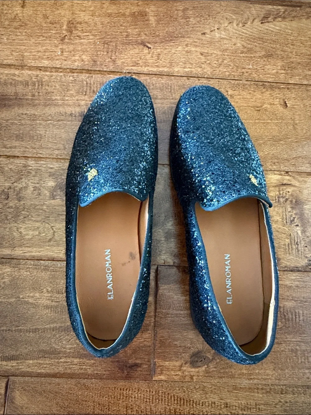 Elanroman shimmering black
